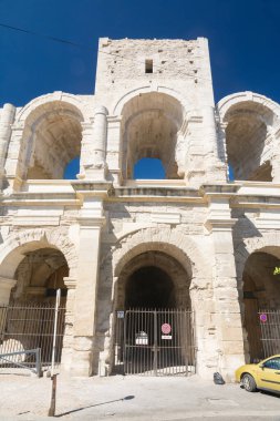Arles, Fransa-Ağustos 14 Ağustos 2016: Güneşli bir günde ünlü Arles arenasının bazı kemerlerinin ayrıntıları