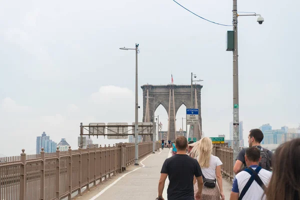 New York City Usa August 2019 Menschen Gehen Einem Bewölkten — Stockfoto