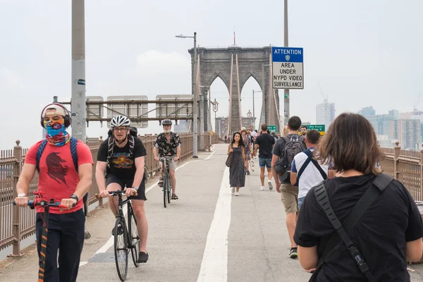 Νέα Υόρκη Ηπα Αυγούστου 2019 Κόσμος Διασχίζει Διάσημη Γέφυρα Του — Φωτογραφία Αρχείου