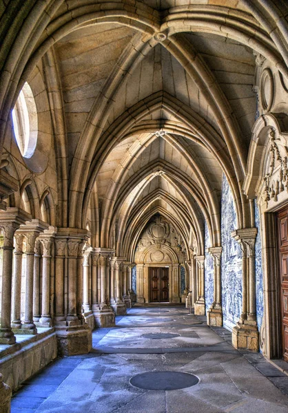 Skampålen framför viktigaste fasaden av katedralen i porto — Stockfoto
