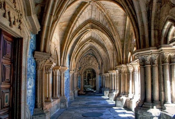 Pillory di depan fasad utama Katedral porto — Stok Foto