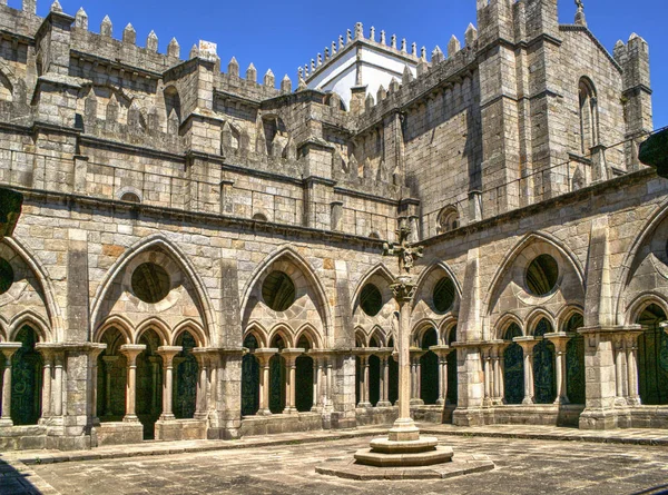 Gogna davanti alla facciata principale della Cattedrale di porto — Foto Stock