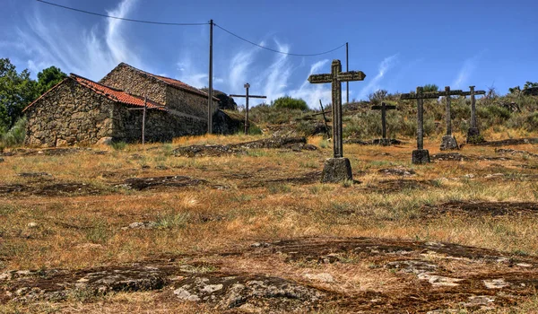 Cruzes calvário em uma aldeia rural — Fotografia de Stock