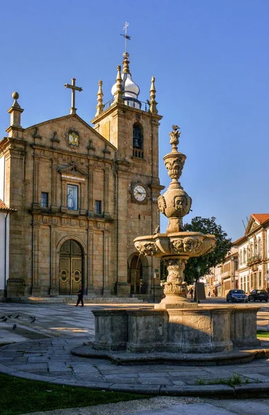 Fontana della Misericordia e chiesa di Penafiel — Foto Stock