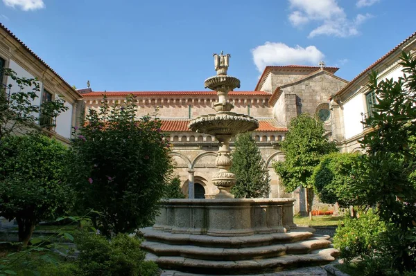 Claustro de monasterio románico de Paco de Sousa — Foto de Stock