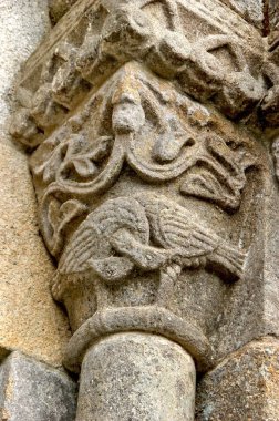 Portekiz 'deki Sao Pedro de Ferreira manastırının Romanesk başkentleri