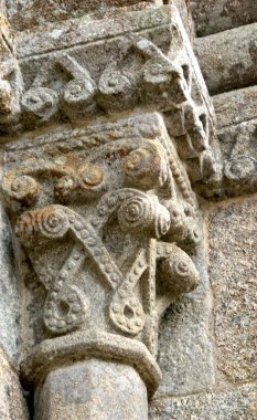 Portekiz 'deki Sao Pedro de Ferreira manastırının Romanesk başkentleri