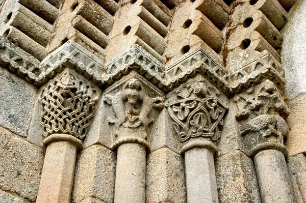 ポルトガルのサンペドロ フェレイラ修道院のロマネスク様式の首都 — ストック写真
