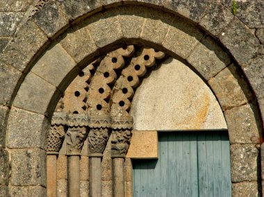 Portekiz 'deki Sao Pedro de Ferreira manastırının Romanesk başkentleri