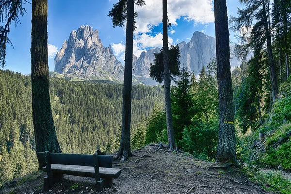 Lavice a krásné hory panorama — Stock fotografie