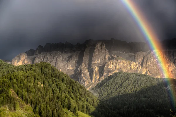 Rainbow afetr thunderstormen — Stockfoto