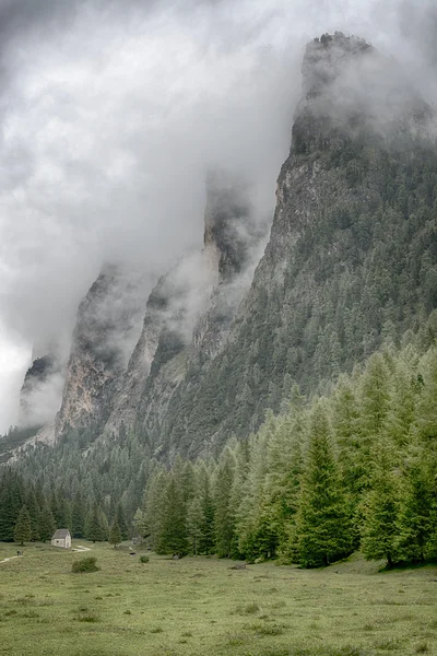 Nubes sobre la cima de las montañas — Foto de Stock