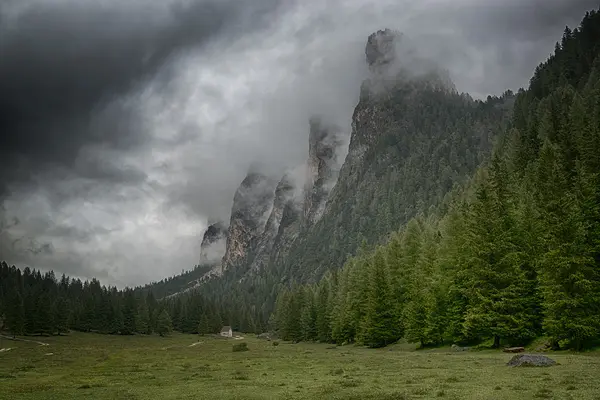 Nubes sobre la cima de las montañas —  Fotos de Stock