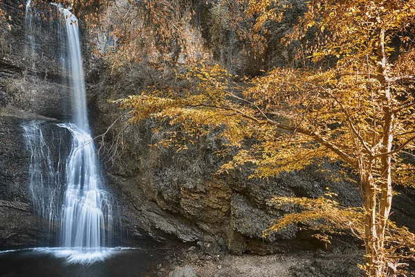 Cachoeira na floresta, estação de outono — Fotografia de Stock