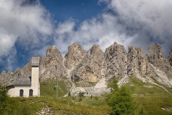 Kleine Kirche mit Bergen im Hintergrund — Stockfoto