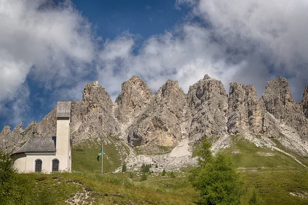 Kerkje met bergen op de achtergrond — Stockfoto