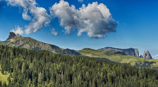 Manzara İtalyan Alplerinin ortasından geçiyordu — Stok fotoğraf