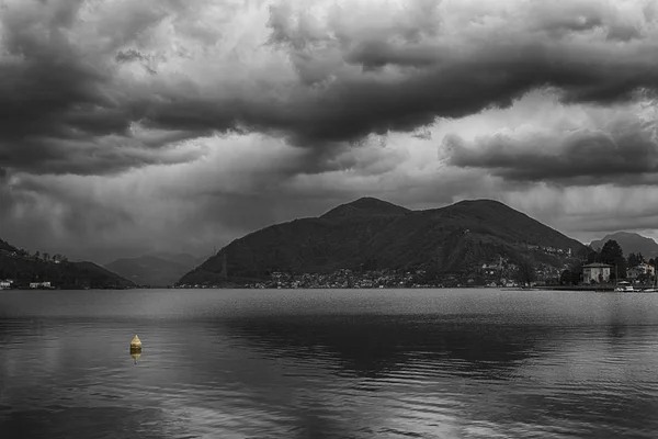 Tarde oscura sobre el Lago Lugano —  Fotos de Stock