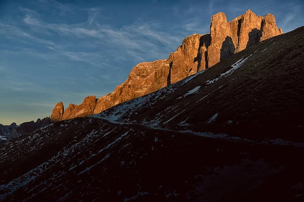 Ηλιοβασίλεμα στα βουνά, χειμερινής περιόδου — Φωτογραφία Αρχείου