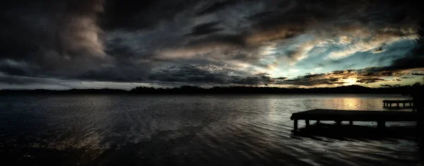 Pôr-do-sol escuro sobre o lago — Fotografia de Stock