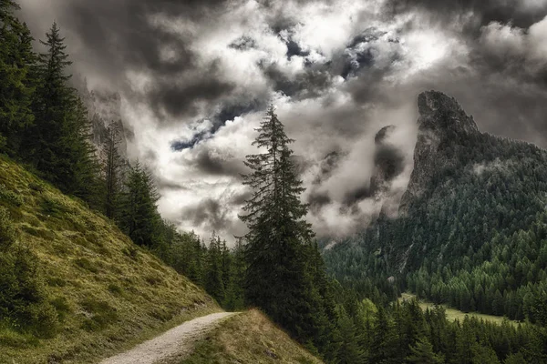 Гірський пейзаж з драматичним небом — стокове фото