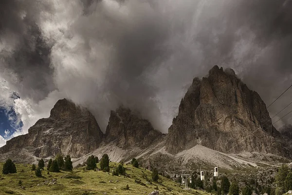 Nuvole sopra la cima delle montagne — Foto Stock