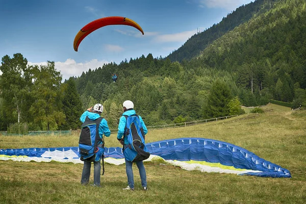 Two man with paragliding — Stock Photo, Image