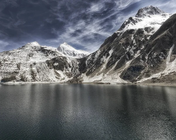 Alpské jezero a modrá obloha — Stock fotografie