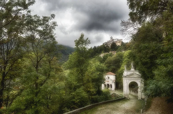 Monte Sagrado de Varese en temporada de lluvias Imágenes de stock libres de derechos