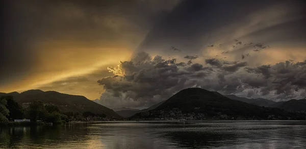 Puesta de sol sobre el lago Lugano — Foto de Stock