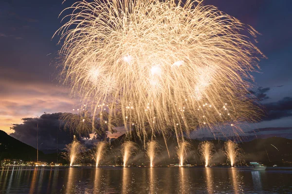 Feux d'artifice sur le lac de Lugano dans la nuit d'été — Photo