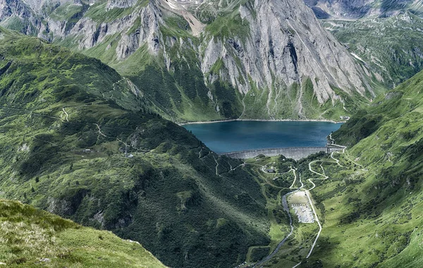 Alpejskie jezioro w sezonie letnim — Zdjęcie stockowe