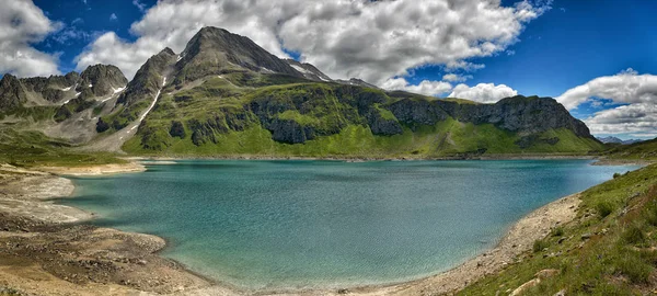 Berg gletsjermeer in een groot landschap — Stockfoto