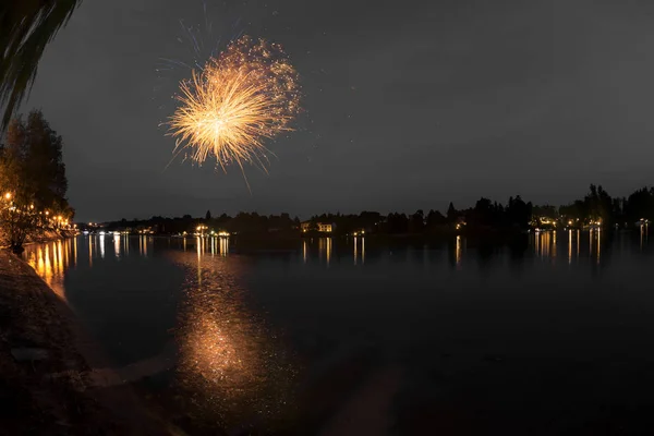 Fyrverkerier på floden, Sesto Calende — Stockfoto