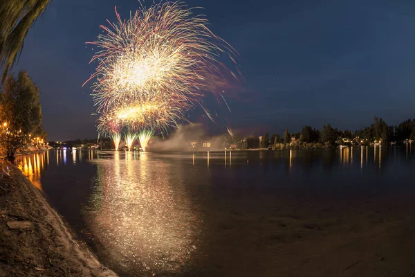 Vuurwerk op de rivier, Sesto Calende — Stockfoto