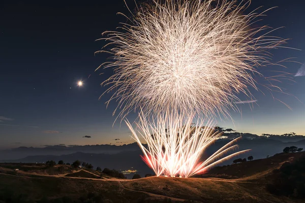 Fogos de artifício no topo da montanha — Fotografia de Stock