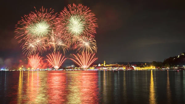 Feuerwerk am See in einer Sommernacht — Stockfoto