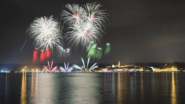 Fogos de artifício no lago em uma noite de verão — Fotografia de Stock