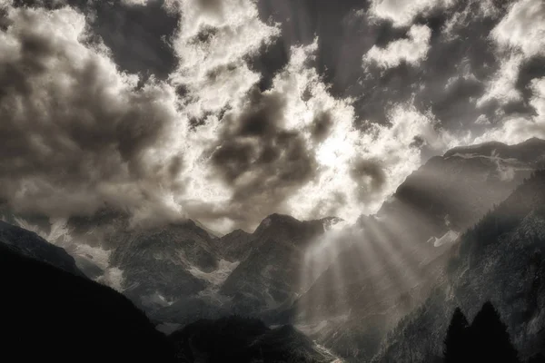Rayons de soleil sur les montagnes — Photo