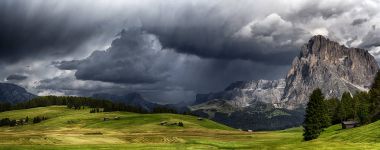 İtalyan Alpleri'nde - Dolomiti Langkofel dağlar üzerinde fırtına