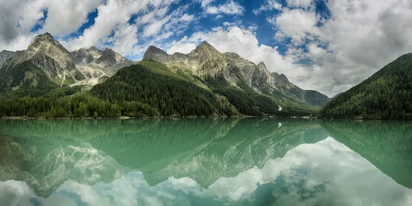 Landskap av sjön i bergen — Stockfoto