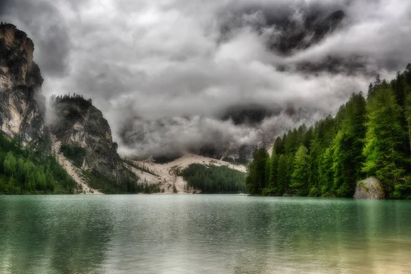 Lago de Braies em uma manhã nublada — Fotografia de Stock