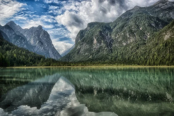 Dobbiaco, Landscape of the lake in the mountains — Stock Photo, Image