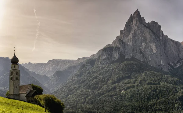 Gereja dan gunung di pagi hari — Stok Foto