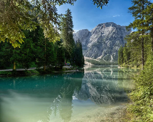 Braies озеро і гору Croda del Becco Стокове Зображення