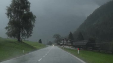 bir yaz öğleden sonra otomobil ve sürücü üzerinde ters lane ile sel altında dağ yolu