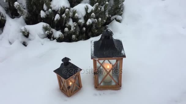 Duas Lanternas Sob Neve Com Pinheiros Fundo Decoração Inverno — Vídeo de Stock