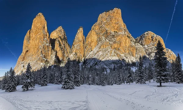 Luce solare sulle montagne — Foto Stock