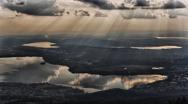 Nuvens sobre o lago com raios de sol — Fotografia de Stock