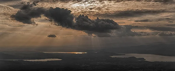 Moln över sjöarna med solstrålar — Stockfoto